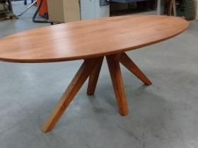 # Ovale kersen houten tafel met tapse spinpoot model Oliva