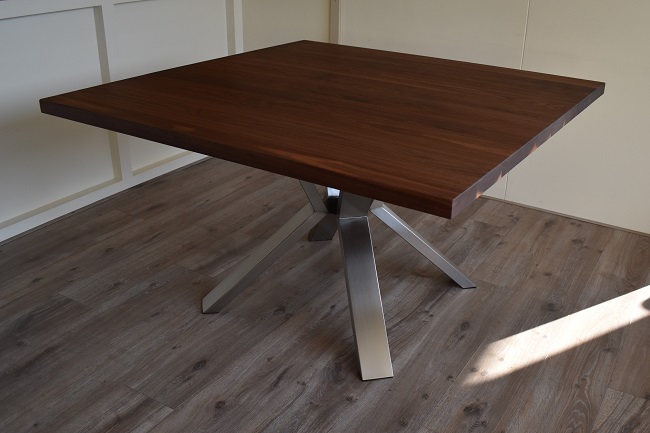 Noten houten tafel met rvs spinpoot model Vigo