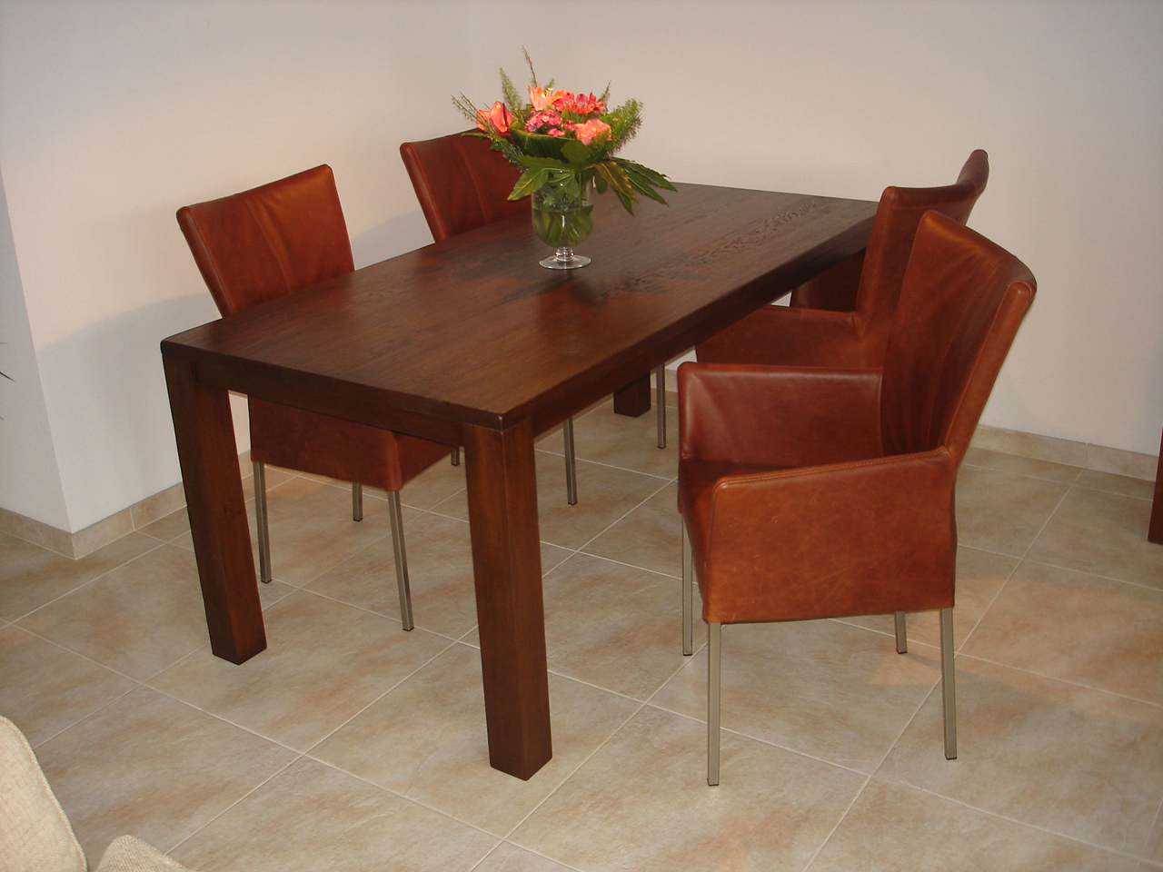 Klassieke eiken tafel met gedisseld blad in CBM 191 stoelen met vierkante rvs poten in Bonanza Tan
