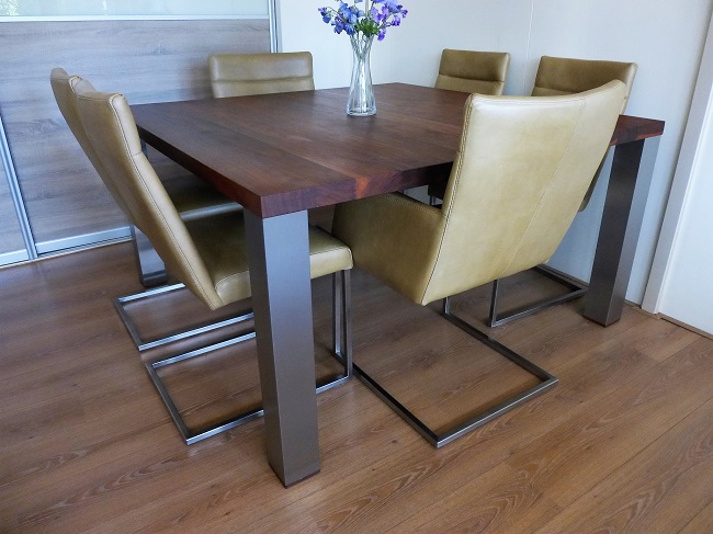 Eetkamerstoelen en tafels op maat - Vierkante in notenhout met rvs poten model Brest