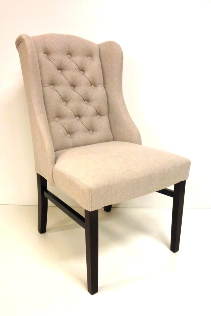 Wingchair-in-lichte-stof-met-hoge-rugleuning-knopen-en-zwarte-poten-model-Provence.jpg